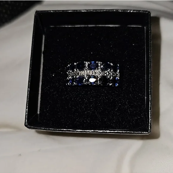 NWOT 3 karat sapphire ring with diamond accents Set in Sterling Silver. Size 7 - Picture 4 of 4